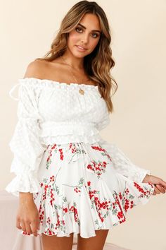 Robyn Flounce Mini Skirt Floral Print White by Selfie Leslie Looks Hippie, Pink Dress Shoes, Selfie Leslie, White Tennis Shoes, Brunch Dress, Tan Wedges, Floral Print Fabric, Skirt Floral, Tank Top Dress