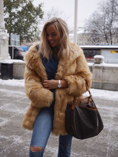 lovisawallin Blogg Blogging Platforms, Real Fur Coat, Fur Coats Women, Fake Fur, Great Women, Feminine Dress, Fur Fashion, Wearing Dress, Traditional Outfits