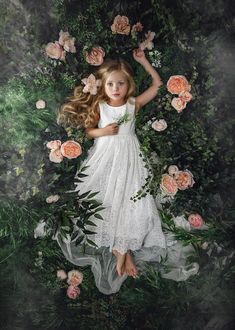 Photo Bb, 6 Month Baby Picture Ideas, Fairy Photography, Fairytale Photoshoot, Fairy Photoshoot, Fairies Photos, Flower Photoshoot