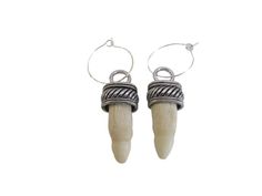 Boucles d'oreilles en dents d'alligator. Le bonnet et les anneaux sont en argent du Tibet. Les dents de l'alligator mesurent 1 1/2" de long x 1/4" de large et pendent avec des cerceaux de 1 3/4" de long. Le fait de porter ou de transporter des parties d'animaux remonte à plus de 15 000 ans et l'on pensait qu'il doteait le porteur du pouvoir de la créature. Livré dans un sac en organza. Un beau cadeau. L'alligator en tant qu'animal spirituel enseigne la patience et la survie. L'alligator porte l' Animal Bone Jewelry, Teeth Earrings, Bone Jewelry, Animal Bones, Handcrafted Artisan Jewelry, The Energy, Earrings Dangle, Organza Bags, Tibet