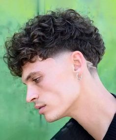 Cortes de cabelos masculinos americanos Curly Taper Fade, Mid Fade Haircut, Male Haircuts Curly, Curly Hair Fade, Taper Fade Haircut