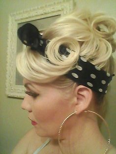 Rockabilly Hair Tutorials, Cabelo Pin Up, Pinup Hair, 50s Hairstyles, Pin Up Looks, Rockabilly Hair, Pin Curls, Pin Up Hair