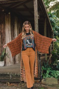 [Ad] 52 Incredible Estilo Boho Chic Outfits Hacks You'll Be Surprised By #estilobohochicoutfits Looks Hippie, Look Hippie Chic, Look Boho Chic, Estilo Hippy, Mode Kimono, Mode Hippie, 70s Inspired Fashion, 70s Outfits, Estilo Hippie