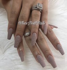 Medium Matte Nails, Coffin Matte Nails Design, Neutral Sweater Nails, Simple Sweater Nails, Matt Winter Nails, Sweater Nails White, Mauve Matte Nails, Grey Sweater Nails, Matte Sweater Nails