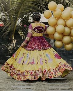 Traditional Choli, Pregnancy Crafts, Indian Outdoor Wedding Decor, Baby Shower Outfit Ideas