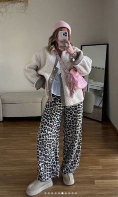 Fun Colorful Outfits, Ugg Looks, Pastel Winter Outfit, Cool School Outfits, Daisy Outfit, Uggs Outfit Winter, Casual New Years Eve Outfits, Cheetah Print Outfits, Leopard Outfit