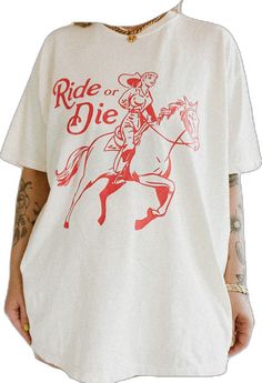 Sport Style Outfits, Grunge Hippie, Oversized White Shirt, Outfit Streetwear, Summer Graphic Tee, Retro Graphic Tees, Women Encouragement, Ride Or Die, Western Cowgirl