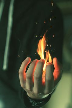 a person holding a lit candle in their hand with the words no apagies el espiritu on it