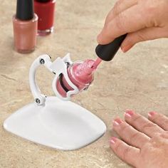 YES!!! I NEED this! Nail Polish Holder, Cool Inventions, Gel Manicure, Short Cuts, Nail Art Design, How To Do Nails, Cool Gadgets