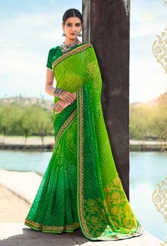 Green Georgette Kutch Bandhani Saree With Lace border Classy Saree, Orang India, Bollywood Designer Sarees, Saree Traditional, Sari Dress, Party Wear Saree