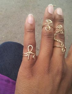 The center ring in the picture. One size fits most. Can be adjusted to fit sizes 3 to 8. Message me if you need a bigger size. Can be worn as a top finger ring or toe ring as well. Ankh Wire Jewelry, Neckpiece Design, Mystical Accessories, Ankh Ring, Diy Wire Jewelry Rings, Wire Earrings Handmade, African Accessories, Fashionable Accessories