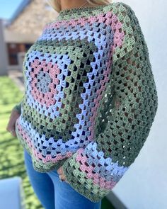 Sweater granny Pull Crochet, Crochet Tops Free Patterns, Crochet Hexagon, Crochet Basket Pattern, Crochet Stitches For Beginners, Crochet Cardigan Pattern, Granny Square Crochet Pattern, Crochet Flower Patterns