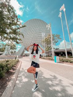 Disney Park Pictures, Disney 2023 Outfits, Disneyworld Poses Photo Ideas, Photo Spots At Disney World, Disney Photo Shoot Ideas, Guys Disney Outfits, Disney World Friends Pictures, Disney Group Photo Ideas, Outfits To Wear To Epcot