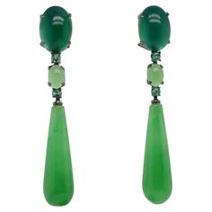 Discover the refined elegance of these green agate and jade earrings, adorned with two 32-carat emeralds. These exquisite earrings beautifully combine the rich hues of green agate and jade, highlighted by the brilliance of the emeralds, all set in 18-carat white gold. The secure and comfortable fastening features a combination of a clip and a post, ensuring a perfect fit. Measuring 6 cm in length, these earrings are designed for both beauty and comfort. Ideal for special occasions or adding a to Luxury Green Dangle Earrings, Green Agate Drop Earrings, Luxury Green Jade Earrings, Luxury Green Diamond-cut Earrings, Earring Video, Black Agate Stone, Emerald Diamond Earrings, Malachite Earrings, Luxury Earrings