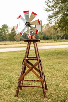 CHAR-LOG RED-TIPPED WINDMILL - The Rustic Mile Homemade Windmill, Windmill Plan, Sprawling Ranch, Log Building, Windmill Landscaping, Farm Windmill, Spinners Diy, Garden Windmill, Wind Sculptures