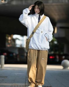 Tomboy Uniform, Tomboy Korean, Lesbian Fashion Tomboy, Korean Dressing, Pov Mom, Fashion Tomboy, Tomboyish Outfits, Korean Fashion Kpop Inspired Outfits, China Beauty