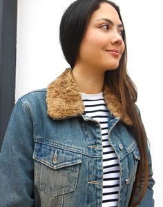 Vintage denim jacket in blue. Two chest and two lower pockets. Removable faux fur collar. Full quilted lining throughout including sleeves. Size small, UK 6-10 / Eur 34-38. Measurements - 38"(97cm) bust - 24"(61cm) sleeve length - 23"(59cm) jacket length. Material - Denim. Condition - Excellent. Handpicked, repaired and ready to wear. This is an original vintage item, not new and minor signs of wear & age are expected, we will highlight any major flaws. Model is a UK 6/8 and is 5'7" tall Medium Wash Collared Outerwear For Winter, Denim Sherpa Jacket, Sherpa Denim Jacket, Vintage Denim Jacket, Sherpa Jacket, Faux Fur Collar, Fur Collars, Vintage Denim, Faux Fur