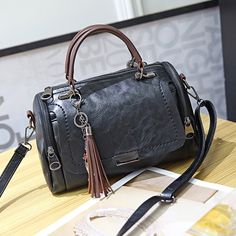 Brand Name: CHALLENShape: BostonPlace Of Origin: GUANG DONG ProvinceHandbags Type: Shoulder BagsTypes of bags: Handbags Crossbody bagsOrigin: CN(Origin)Main Material: PUClosure Type: zipperHardness: SOFTExterior: Silt PocketStyle: Moto BikerModel Number: Boston bag 045Lining Material: PolyesterOccasion: VersatileGender: WOMENPattern Type: SolidNumber of Handles/Straps: SingleInterior: Interior Slot PocketInterior: Cell Phone PocketInterior: Interior Zipper PocketDecoration: TasselItem Type: Hand Designer Purses And Handbags, Cowhide Handbags, Tassel Decor, Tassels Decor, Trendy Shoulder Bag, Handbags Casual, Leather Handbags Women, Design Del Prodotto, Purses Designer