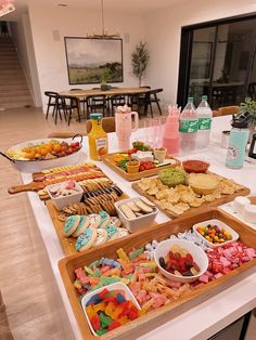 #sleepover #charcuterie #boards #sleepovergoals Teenager Charcuterie Board, Charcuterie Birthday Board, Smores Board Ideas, Bring A Board Night Ideas, Slumber Party Snacks, Slumber Party Foods, Charcuterie Board Party, Preppy Food, Sleepover Snacks