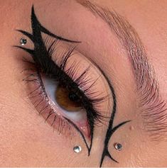 Cool Eyeliner Designs, Eyeliner Grafico, Graphic Eyeliner Looks, Goth Eye Makeup