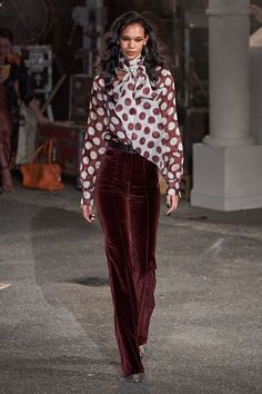 Tommy Hilfiger Fall 2019 Ready-to-Wear Fashion Show Collection: See the complete Tommy Hilfiger Fall 2019 Ready-to-Wear collection. Look 18 Style Box, Mode Chic, Velvet Pants, 가을 패션, Chic Fashion, Work Attire, Designer Wear, Moda Fashion, New York Fashion Week