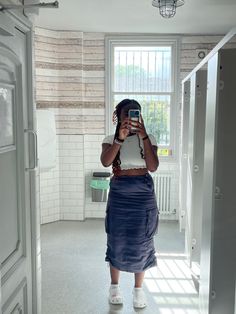 Cargo Skirt Midi Outfit, Grey Cargo Skirt Outfit Black Women, Cargo Midi Skirt Outfit, White Crocs Outfit, Midi Outfits, Crocs Outfit, White Crocs, Utility Skirt