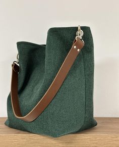 An elegant hobo bag in forest-green canvas with a leather handle for on-trend, ultra-practical shoulder carrying! This tote bag with its sportswear look and contemporary color will easily match your seasonal outfits!  Designed in a beautiful canvas, the bag features a firm leather handle available in 3 colors, with 2 large snap hooks that attach to the bag's eyelets: CONTACT ME IF YOU'RE MISSING A COLOR! The bag is lined on the inside with a pretty coordinating printed cotton fabric and 2 patch Canvas Hobo Bag, Diy Purses, Tote Bag Ideas, Handmade Tote Bag, Tablet Bag, It Bag, Handmade Tote, Large Handbags, Bag Ideas