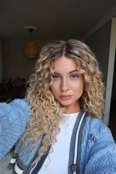 Blond On Curly Hair, Balayage Hair Curly Blonde, Bronde Balayage Natural Curly Hair, Curly Blonde Hair Women, Curly Hair With Dimension, Blond Curly Hair Highlights, Curly Blonde Bangs, Lived In Blonde Curly Hair, Curly Bronde Haircolor