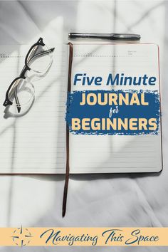 What are the benefits of the five-minute journal? Are five-minute journals worth it? It only takes five minutes per day and above all taking the time to reflect also increases self-awareness and allows you to track your progress. In this post, we’ll look at how to get started with a five-minute journal and the benefits of this type of journaling. Journaling Tips | Daily Journaling | Gratitude Journaling | Journal Questions Journaling Gratitude, 5 Minute Journal, Journal For Beginners, The Five Minute Journal, Five Minute Journal, Journaling Tips, Journal Questions, Journal Challenge, Daily Journaling