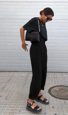 Brixton Women Style, Business Casual With Tshirt, Basic Black Tshirt Outfit, Casual Basic Outfits Summer, Tshirt Black Outfit, Basic Summer Outfits Casual, Black Basic Outfit, Casual Basic Outfits, All Black Summer Outfits