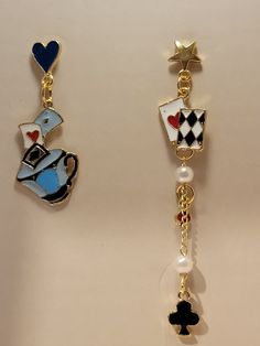 4 styles of alice in wonderland style earrings Mad Hatter Earrings, Alice In Wonderland Earrings, Alice In The Wonderland Aesthetic, Alice In Wonderland Accessories, Alice In Wonderland Style, Alice In Wonderland Jewelry, Wonderland Jewelry, Descendants Dr, Fashion Knowledge