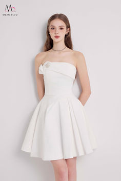 Exuding sophistication, the strapless design and pleated brocade taffeta fabric of this dress are accompanied by a mini length that adds a touch of effortless style. Buy Clothes Online, Mean Blvd, Taffeta Fabric, Silk Crepe, Online Fashion Stores, Dress Backs, Xl Dress, Dresses Xs, Online Clothing