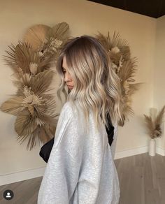 Fall Blonde Hair Shoulder Length, Collarbone Length Hair Blonde Highlights, Fall Baylage Hair Blonde Short, Lived In Blonde Root Smudge, Summer Blonde Hair Balayage Ombre, Fall Blonde Straight Hair, Blonde Colors For Fall, Rooted Balayage Blonde, Root Smudge Dark Blonde