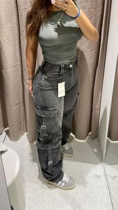 Cargo Outfit, Cargo Pants Outfits, Looks Pinterest, Mode Zara, Cargo Pants Outfit, Diy Vetement, Outfit Inspo Casual, Looks Party, Causual Outfits