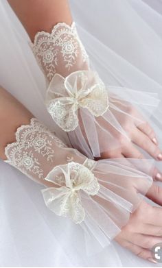 Eldiven Alana Blanchard, Gloves Lace, Elegant Gloves, Gloves Fashion, Wedding Gloves, Bridal Gloves, Lace Cuffs, Sleeves Designs For Dresses, Lace Gloves