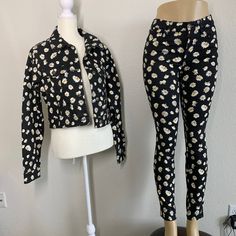 Vintage Guess Sunflower Daisy Print Jean Jacket And High Waist Skinny Jeans Sz 25 And Xs Womens Super Fun Set And Like New Great Bundle Discount! Buy 3+ Items And Get 20% Off. Contact Me For Information Sunflower Daisy, Printed Jeans, Daisy Print, Guess Jeans, Black N Yellow, Jean Jacket, Sunflower, High Waist, Daisy