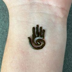 a small hand with a spiral design on the middle of it's left arm