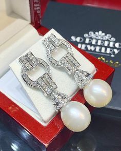 We are presenting you a HUGE pair of Art Deco, CHANDELIER, Genuine, LUSTROUS PURE WHITE, South Sea Pearls, extremely FINE AA+, LUSTROUS and Rare! Accenting the 2 pearls are 98 pieces of E/VS Natural diamonds, weighting a total of 1.58 carats. Set in GORGEOUSLY designed 18K solid white gold Art Deco earrings! PERFECT FOR SPECIAL OCCASIONS! SO BIG AND GORGEOUS! EVERYONE WILL FALL IN LOVE WITH THEM THE MINUTE THEY SEE YOU WEARING THEM! ONLY ONE ITEM AVAILABLE!! NO DUPLICATES!! WHAT YOU SEE IN THE P Gold Art Deco Earrings, Deco Chandelier, Golden South Sea Pearls, Earrings Chandelier, Deco Earrings, Gold Art Deco, Natural Cream, Vs Diamond, Bracelet Design