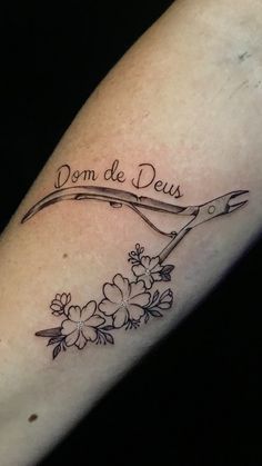 a woman's arm with a tattoo on it that reads dom de devs