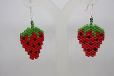 Enjoy the wonder that is a strawberry year-found (not just during their season) with this whimsical pair of earrings. Sure to bring compliments where or when ever you choose to show them off. From a pattern by Biju on Etsy. EAR375 Beaded Strawberry Earrings, Strawberry Seed Bead Earrings, Strawberry Beaded Earrings, Beaded Fruit Earrings, Strawberry Beadwork, Strawberry Earrings Beaded, Beaded Watermelon Earrings, Strawberry Earrings, Diy Seed Bead Earrings