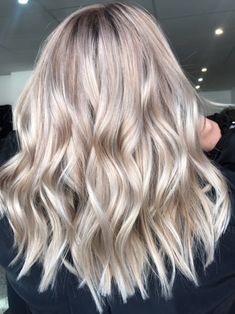 Champagne Hair Color, Champagne Blonde Hair, Champagne Hair, Fall Hair Color Trends, Bronde Hair, Champagne Blonde, Fall Blonde, Ash Blonde Hair