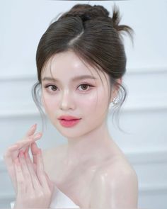 Korean Bridal Makeup Look, Korean Bridal Hairstyle, Korean Bride Hairstyle, Bride Makeup Asian, Korean Wedding Hair, Bride Makeup Natural, Asian Wedding Makeup, Doll Eye Makeup, Hair Inspiration Long