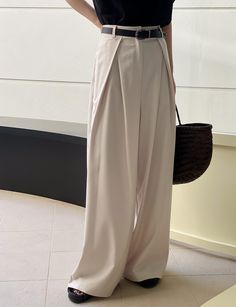 Beige Pants Outfit, Wide Pants Outfit, Minimalism Clothes, Pixie Market, Style Guru, Knee Pants, High Waist Wide Leg Pants, Beige Pants, Belted Pants