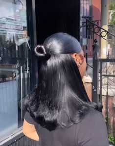 Black Blown Out Hairstyles, Short Half Up Half Down Hair Quick Weave, Half Up Half Down Hair Flipped Ends, Half Up Half Down Silk Press Natural Hair, Spring Hair Styles Black Women, Chic Hairstyles Black Women, Bun Half Up Half Down Black Women, No Part Half Up Half Down, Hair And Nails Aesthetic