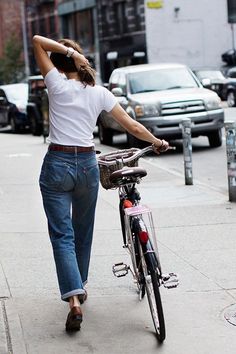 The Sartorialist, Biker Shorts Outfit, Jean Vintage, Pant Trends, Lukisan Cat Air, Looks Street Style, Style Inspiration Fall, Jeans Mom