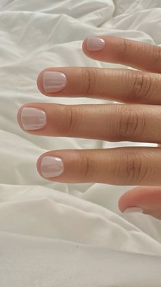 Pearl White Short Nails, Short Gel Manicure, White Nails Short, Subtle Nail Art, Pretty Toe Nails, Gelish Nails, Beige Nails