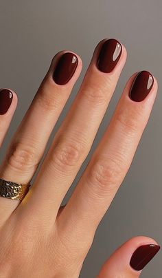 Kurze Nägel: Die stilvollsten Nagellack-Trends für den Sommer 2024 Nail Inspo Pale Skin, Short Nails Winter 2024, Nail Polish Winter, Witchy Nails, Nagellack Trends, Super Cute Nails, Subtle Nails, Soft Nails, Nails Desing