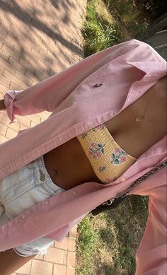 beach fits ralph lauren pink shirt shorts bikini girl fits comfy Summer Outfits Floral, Outfits Bikinis, Outfit Inspo Pink, Outfits Floral, Summertime Outfits, Fits Inspo, Beach Outfits, Spring Fits, Summer Lookbook