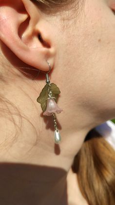 These dangly earrings come straight from a secret garden. Dark green ivy is paired with a pearl and flower bead of your choice. Accented by a delicate faux pearl drop. Length can be customized upon request. CUSTOM OPTIONS PRIMARY COLOR refers to the flower bead. SECONDARY COLOR refers to the metal. Dangly Flower Earrings, Ivy Necklace, Flower Bead Earrings, A Secret Garden, Diy Jewelry Earrings, Green Ivy, Dangly Earrings, Threader Earrings, Beads And Wire