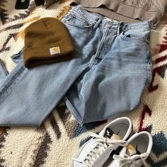 This Are Your Classic 90s Vibes. So Comfortable And All The Fashion. Light Color Jean With Distressed Look. Comes Above The Ankle. Super Comfortable, Quality Jean. Brand Newwwww. High Rise Bottoms For Everyday Winter Wear, Classic Winter Jeans For Everyday, Winter Denim Bottoms For Everyday Wear, Medium Wash Winter Bottoms For Everyday Wear, Everyday Winter Medium Wash Bottoms, Straight Hem Bottoms For Everyday Winter Wear, Everyday Winter Bottoms In Medium Wash, Winter Bottoms With Straight Hem For Everyday, Winter Bottoms With Five Pockets For Everyday Wear